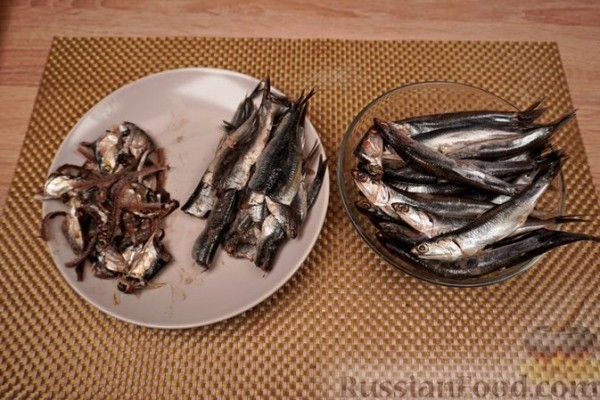 Брускетты с анчоусами в цитрусовом маринаде, фетой и оливками