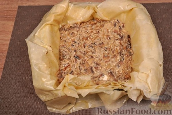 Манитаропита (грибной пирог с фетой и луком)