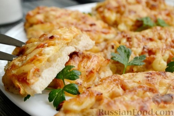 Куриное филе, запечённое с яблоками и сыром