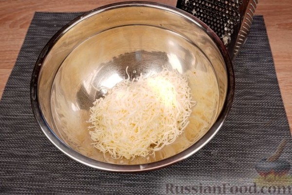 Зразы из куриного фарша с сыром и яйцами