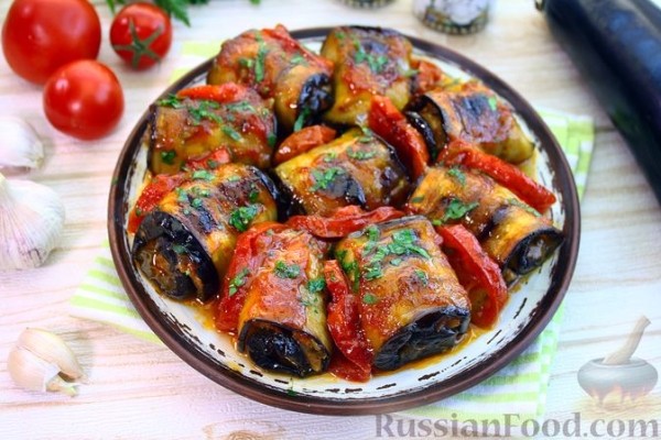 Рулетики из баклажанов с фаршем, запечённые в томатном соусе