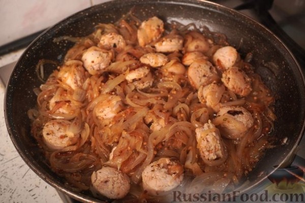 Купаты, тушенные с луком