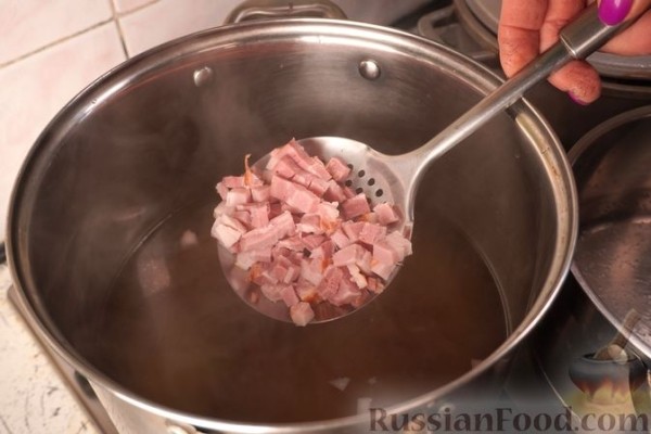 Гороховый суп с копчёными рёбрышками и беконом