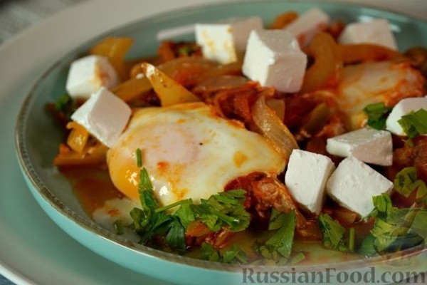 Шакшука с перцем, фетой и оливками