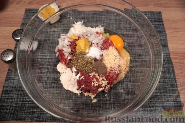 Мясные зразы с огурцами, морковью и беконом