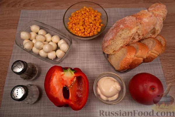 Горячие бутерброды с кукурузой, перцем, томатами и сыром