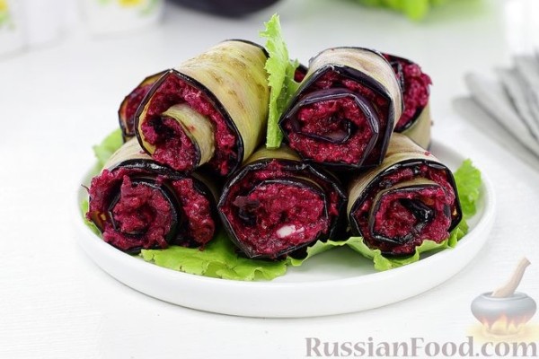 Рулетики из баклажанов со свёклой, сыром и черносливом