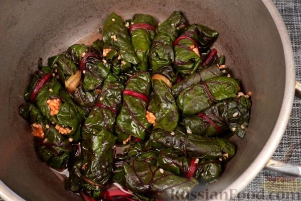 Сарма из свекольной ботвы с рисом и булгуром