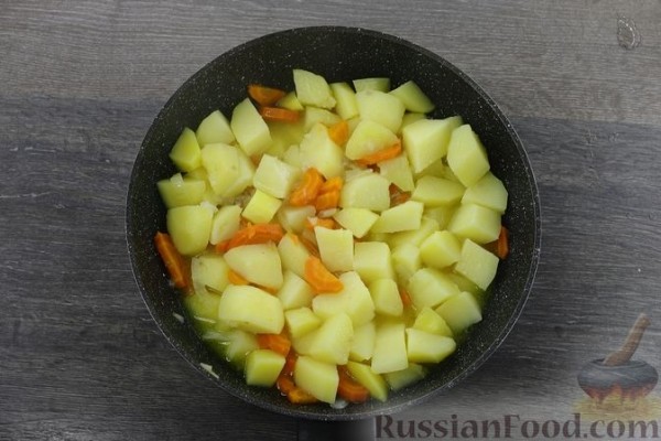 Картофельное рагу с кабачками и тушёнкой