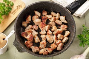 Гуляш с макаронами