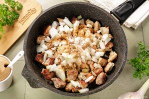 Гуляш с макаронами