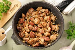 Гуляш с макаронами