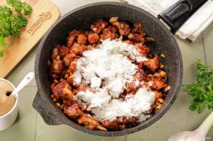 Гуляш с макаронами