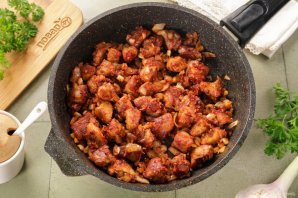 Гуляш с макаронами
