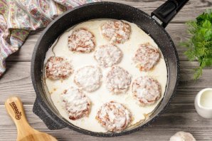 Куриные биточки в сливочном соусе