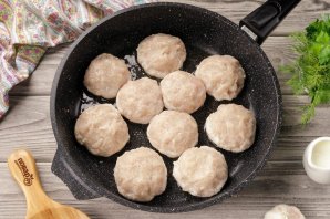 Куриные биточки в сливочном соусе