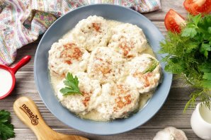 Куриные биточки в сливочном соусе
