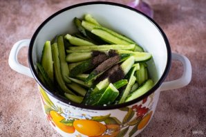 Огурцы, консервированные дольками
