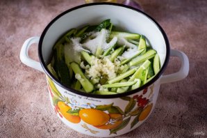 Огурцы, консервированные дольками