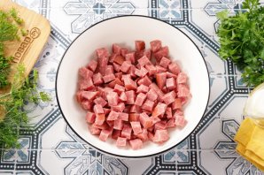 Салат с фасолью, морковью и колбасой