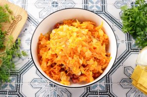 Салат с фасолью, морковью и колбасой