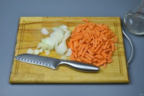 Солянка с сосисками в мультиварке