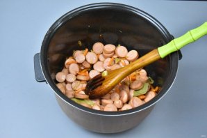 Солянка с сосисками в мультиварке