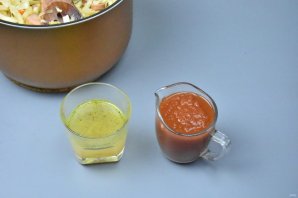 Солянка с сосисками в мультиварке