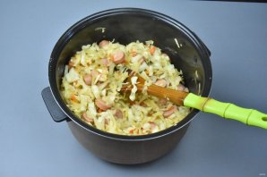 Солянка с сосисками в мультиварке