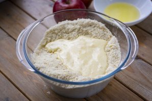 Тертый пирог с яблоками