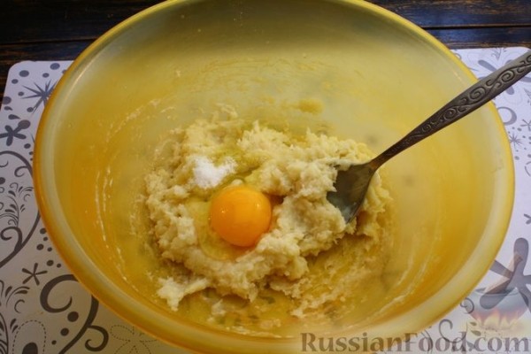 Борщ полтавский с галушками и свиными рёбрышками