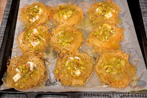 Кюнефе с фетой, фисташками и дынным сиропом