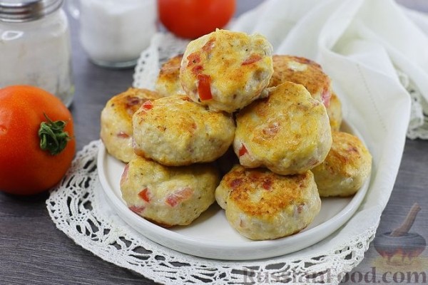 Куриные котлеты с помидорами и сыром