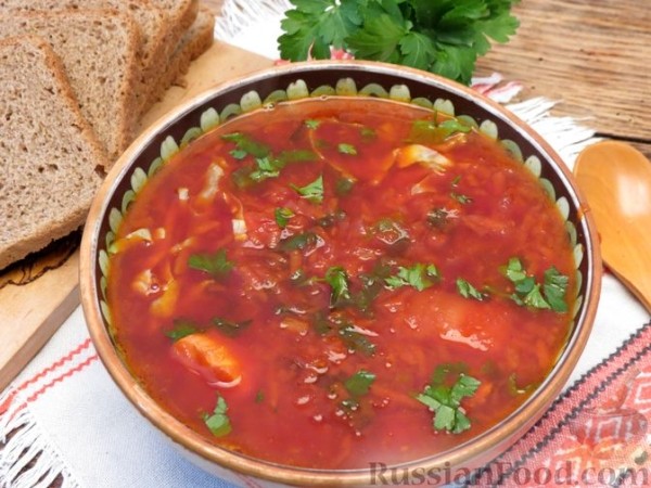Красный борщ с индейкой, шпинатом и молодой капустой
