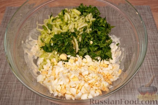 Салат с сельдереем и яйцами