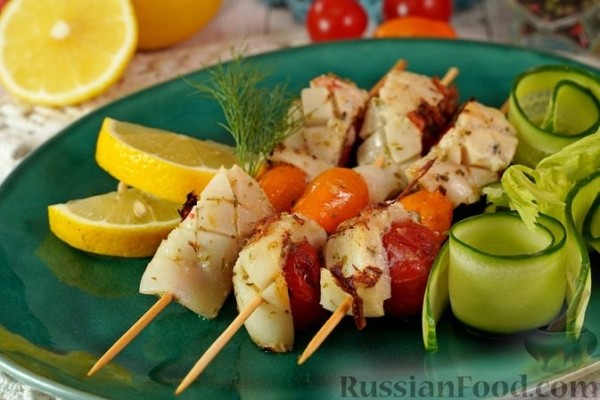 Сувлаки (шашлычки) из кальмаров и томатов черри