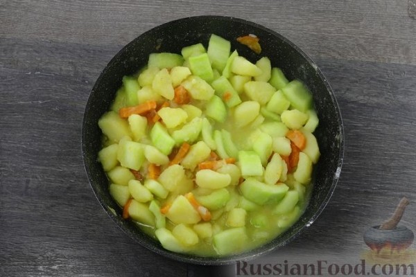 Картофельное рагу с кабачками и тушёнкой