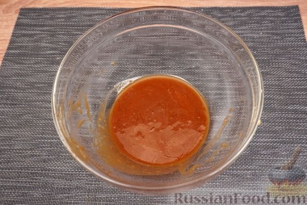 Салат с персиками, жареной фетой и миксом зелени