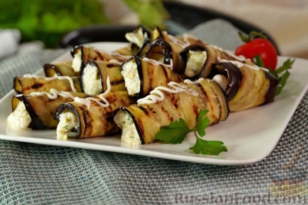 Рулетики из баклажанов с яйцами и сыром