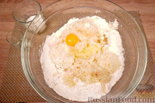 Дрожжевой пирог из картофельного теста с персиками