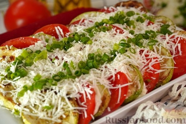Кабачки по-молдавски с чесноком, помидорами и брынзой