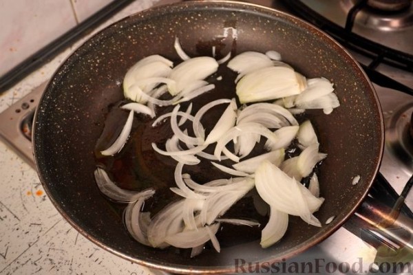 Шакшука с перцем, фетой и оливками