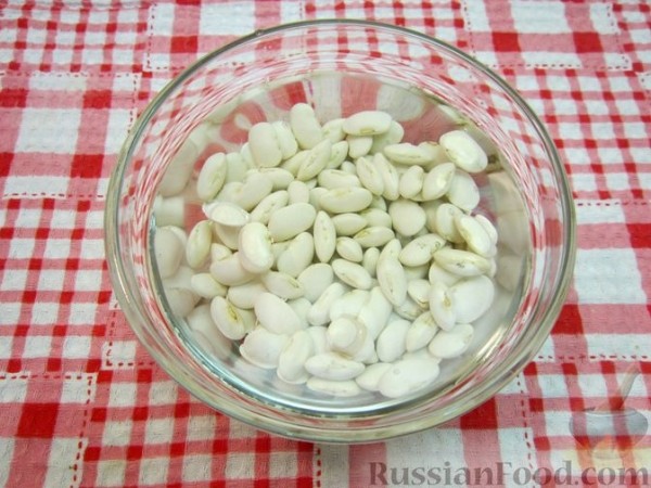 Украинский борщ с фасолью и свиными рёбрышками