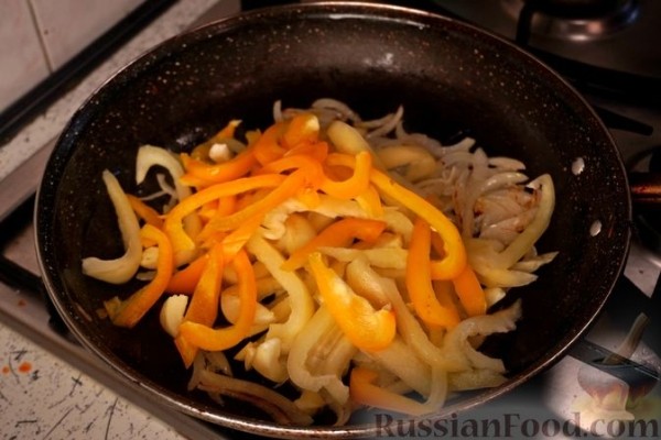 Шакшука с перцем, фетой и оливками