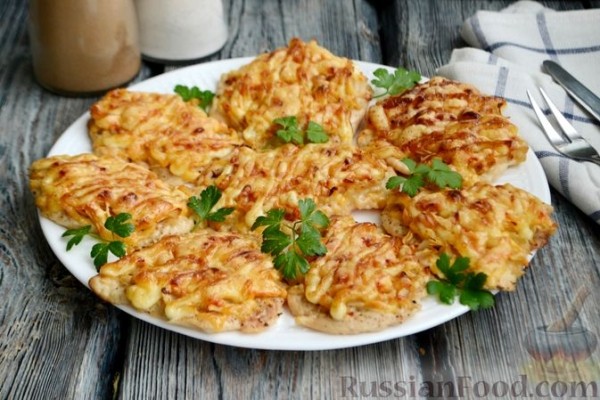 Куриное филе, запечённое с яблоками и сыром