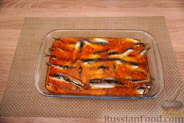 Брускетты с анчоусами в цитрусовом маринаде, фетой и оливками