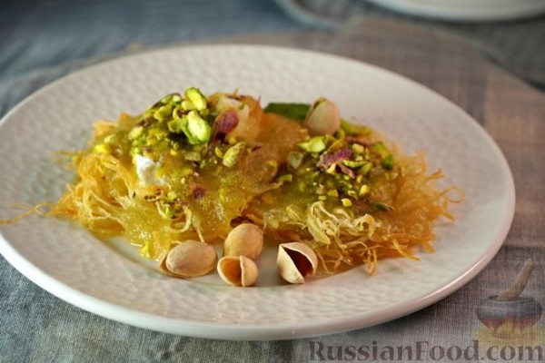 Кюнефе с фетой, фисташками и дынным сиропом