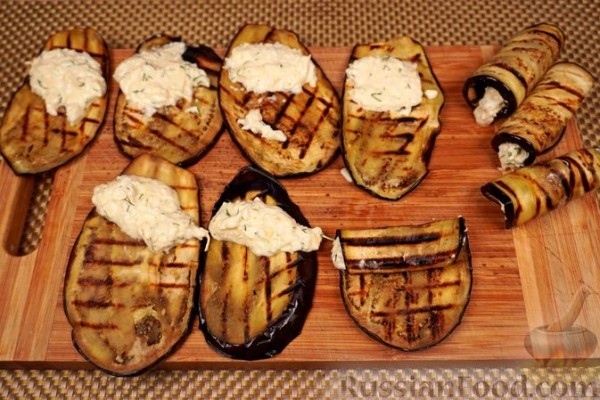 Рулетики из баклажанов с яйцами и сыром