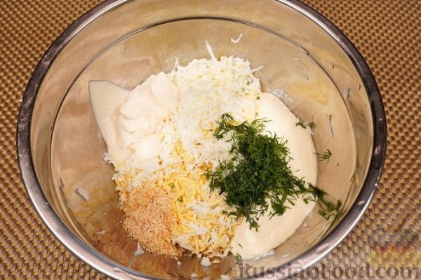 Рулетики из баклажанов с яйцами и сыром