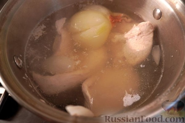 Закусочные слойки с курицей, яйцами и сыром